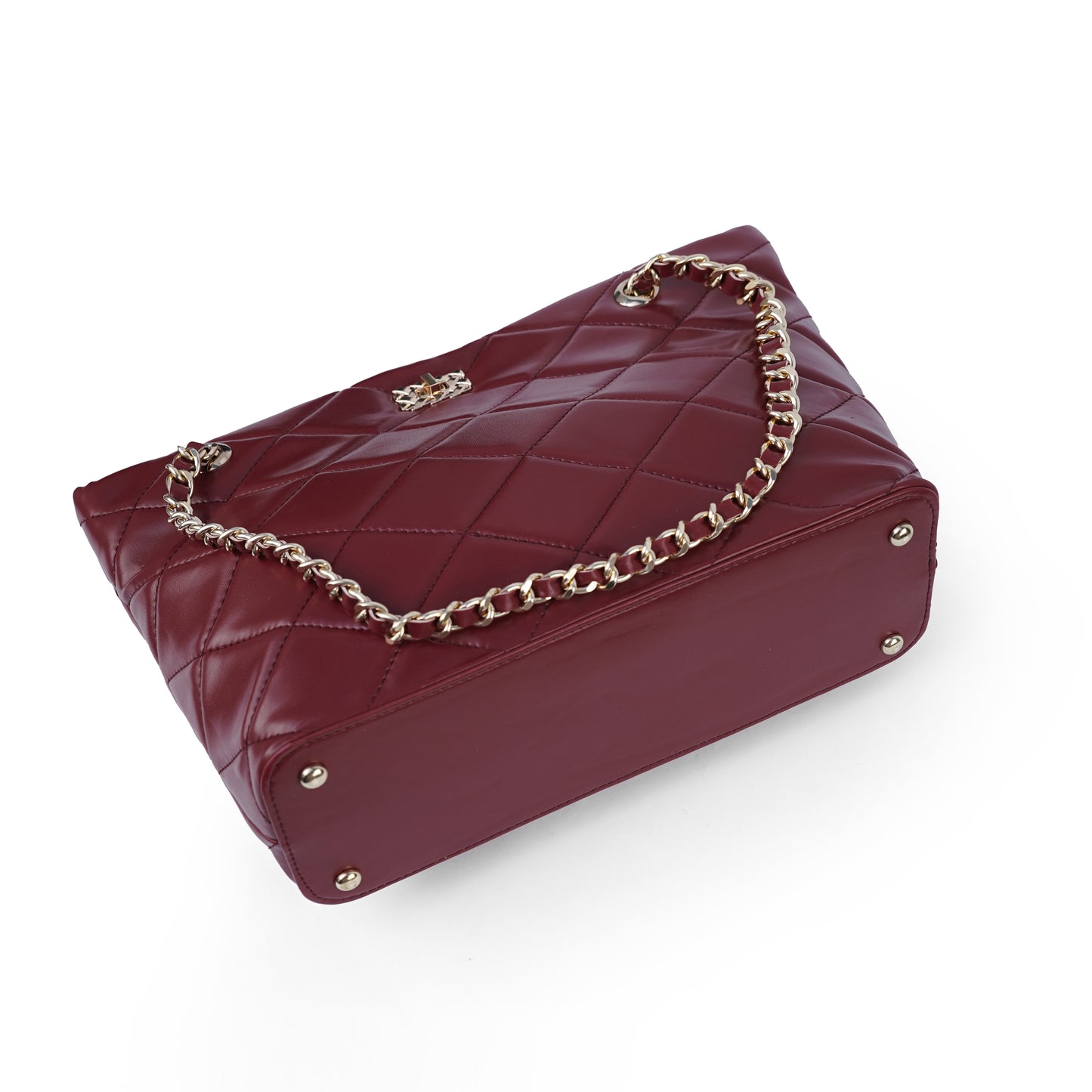 Maroon chain tote – base with metal feet and chain close-up