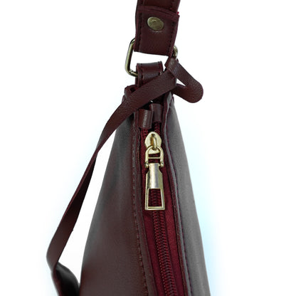 Zipper detail of coffee faux leather shoulder bag