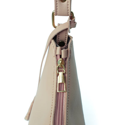 Zipper detail of pink faux leather shoulder bag